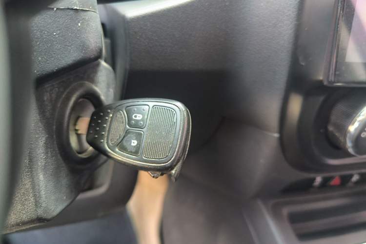 Used Jeep Compass 2014 2.0L two-wheel drive sport version Vehicle Key