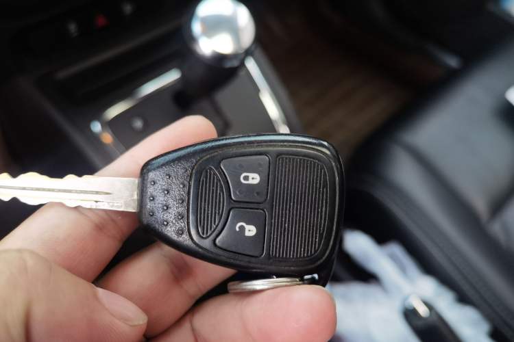 Used Jeep Compass 2014 2.4L four-wheel drive sport version Vehicle Key