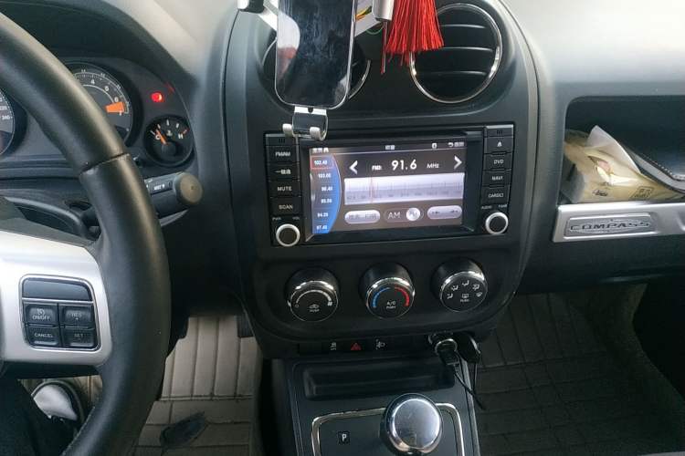 Used Jeep Compass 2014 2.0L two-wheel drive sport version Audio And AC Panel