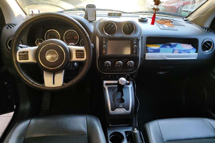 Used Jeep Compass 2014 Revised Version 2.4L Four-Wheel Drive Comfort Edition Center Console