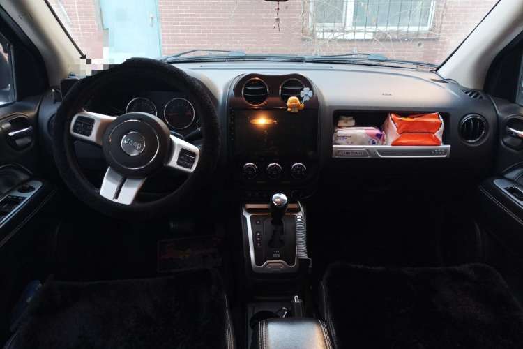 Used Jeep Compass 2014 2.0L two-wheel drive luxury version Center Console