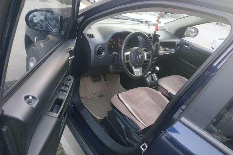 Used Jeep Compass 2014 2.0L two-wheel drive sport version Driver Seat