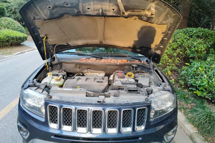 Used Jeep Compass 2014 Revised Version 2.4L Four-Wheel Drive Comfort Edition Engine Bay