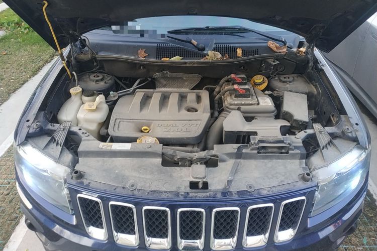 Used Jeep Compass 2014 2.0L two-wheel drive sport version Engine Bay