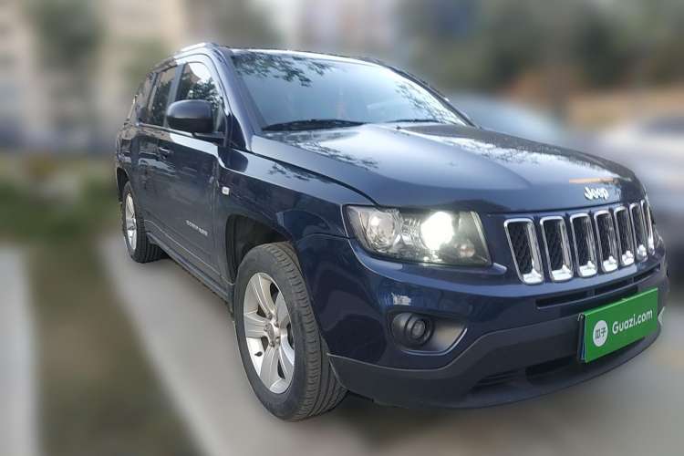 Used Jeep Compass 2014 2.0L two-wheel drive sport version Front Right 45 Deg