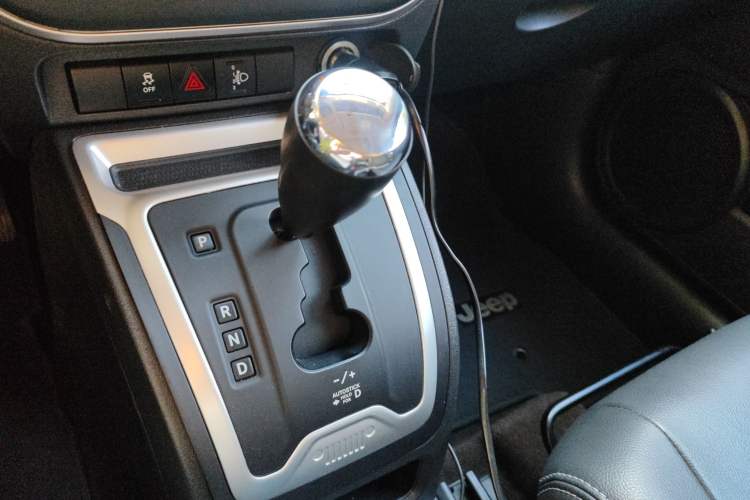 Used Jeep Compass 2014 Revised Version 2.4L Four-Wheel Drive Comfort Edition Gear Lever