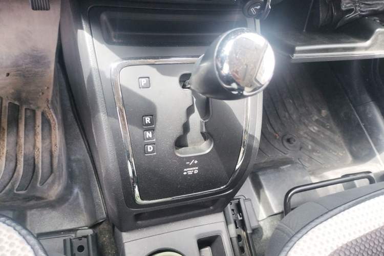 Used Jeep Compass 2014 2.4L four-wheel drive sport version Gear Lever
