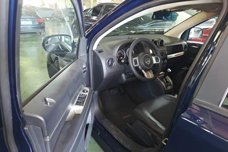 Used Jeep Compass 2014 Revised Version 2.4L Four-Wheel Drive Comfort Edition Interior 3