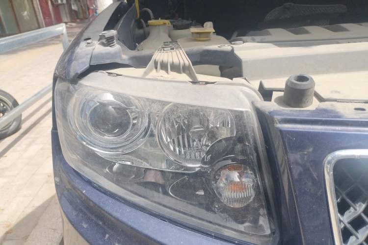 Used Jeep Compass 2014 2.4L four-wheel drive sport version Right Front Headlight