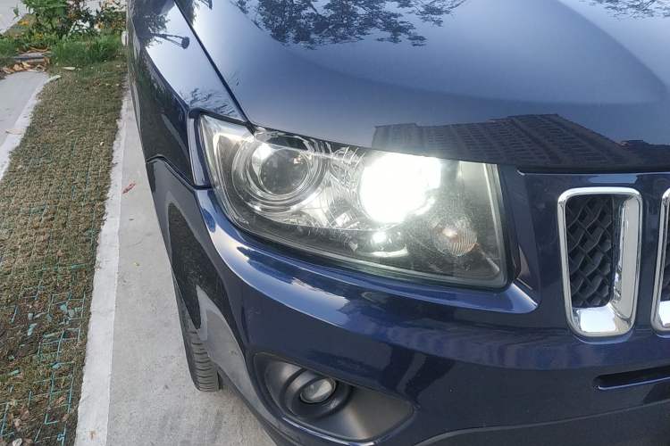 Used Jeep Compass 2014 2.0L two-wheel drive sport version Right Front Headlight