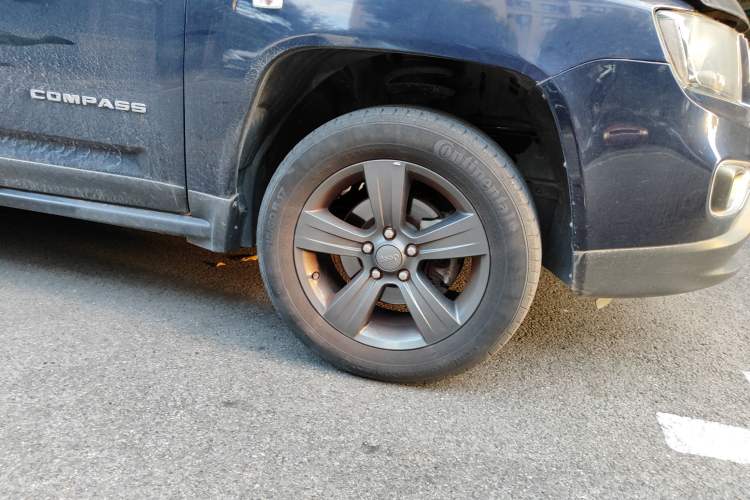 Used Jeep Compass 2014 Revised Version 2.4L Four-Wheel Drive Comfort Edition Right Front Wheel Hub