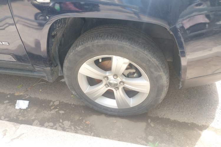 Used Jeep Compass 2014 2.4L four-wheel drive sport version Right Front Wheel Hub