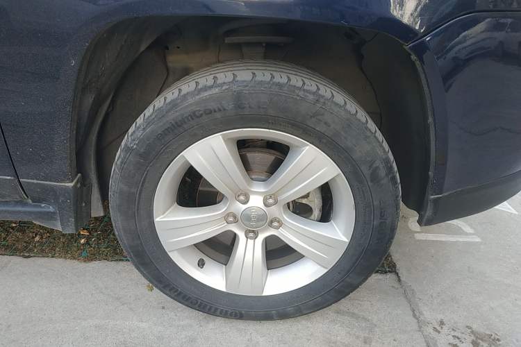 Used Jeep Compass 2014 2.0L two-wheel drive sport version Right Front Wheel Hub