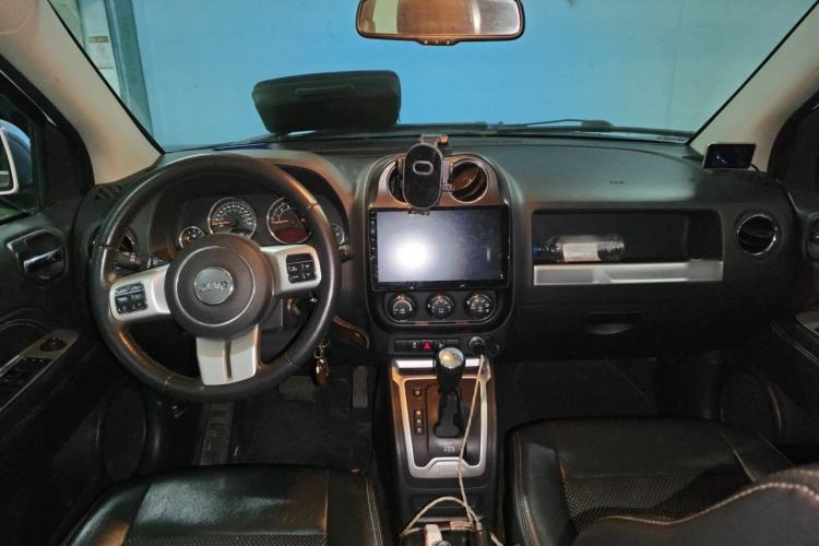 Used Jeep Compass 2014 Revised Version 2.4L Four-Wheel Drive Comfort Edition Center Console