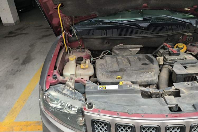 Used Jeep Compass 2014 2.0L two-wheel drive luxury version Engine Bay Right