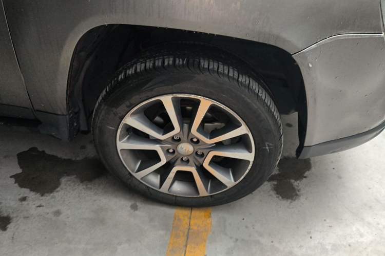 Used Jeep Compass 2014 2.0L two-wheel drive luxury version Right Front Wheel Hub