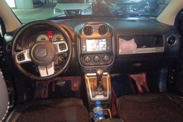 Used Jeep Compass 2014 Revised Version 2.4L Four-Wheel Drive Comfort Edition Center Console