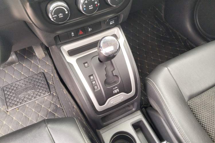 Used Jeep Compass 2014 Revised Version 2.4L Four-Wheel Drive Comfort Edition Gear Lever