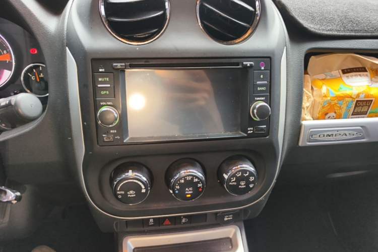 Used Jeep Compass 2014 2.4L four-wheel drive sport version Audio And AC Panel