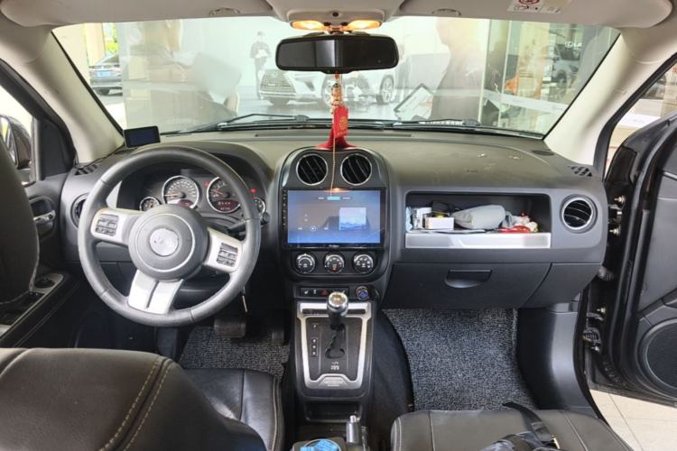 Used Jeep Compass 2014 2.0L two-wheel drive luxury version Center Console