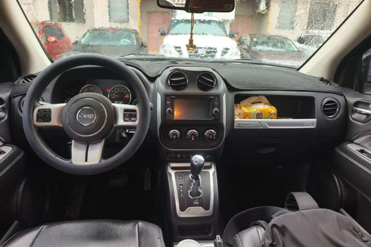 Used Jeep Compass 2014 2.4L four-wheel drive sport version Center Console