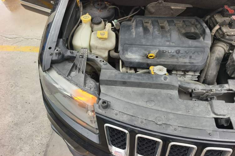 Used Jeep Compass 2014 2.4L four-wheel drive sport version Engine Bay Right