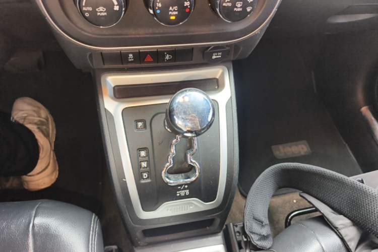 Used Jeep Compass 2014 2.4L four-wheel drive sport version Gear Lever