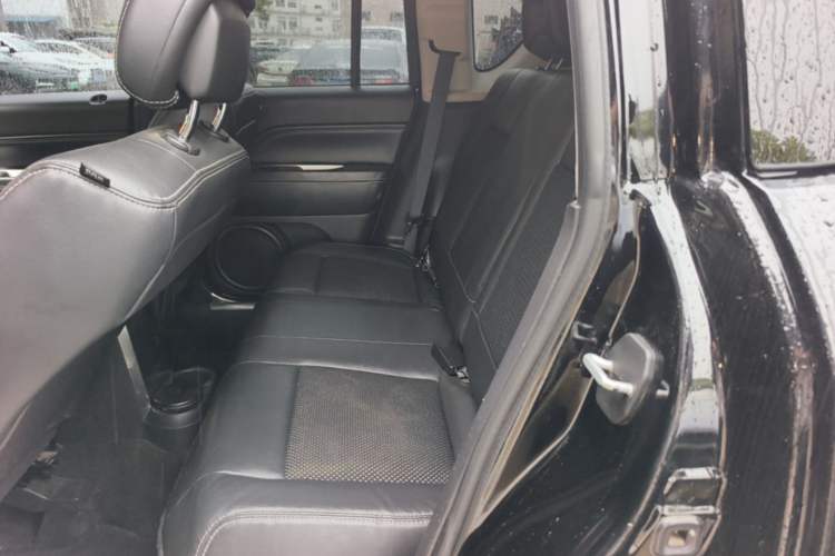 Used Jeep Compass 2014 2.4L four-wheel drive sport version Left Rear Seat