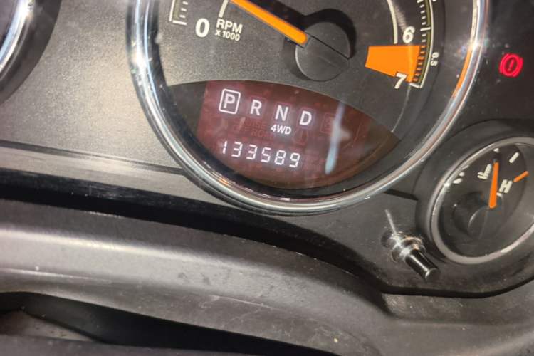Used Jeep Compass 2014 2.4L four-wheel drive sport version Odometer Close Up