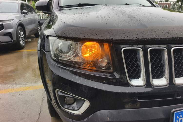 Used Jeep Compass 2014 2.4L four-wheel drive sport version Right Front Headlight
