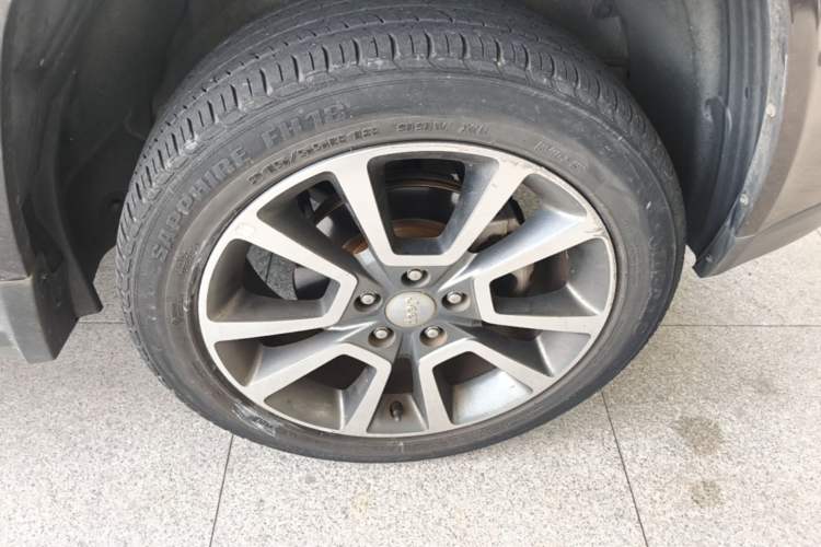 Used Jeep Compass 2014 2.0L two-wheel drive luxury version Right Front Wheel Hub