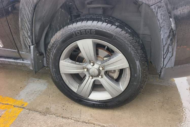 Used Jeep Compass 2014 2.4L four-wheel drive sport version Right Front Wheel Hub