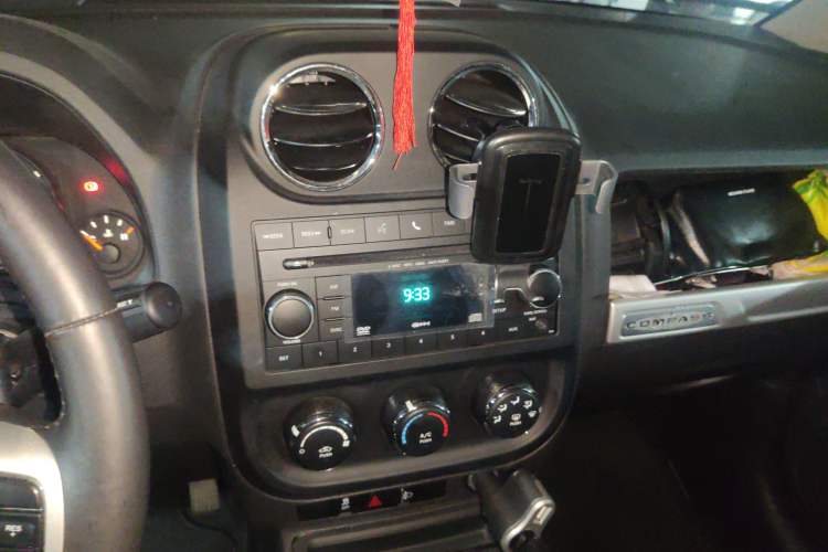 Used Jeep Compass 2014 2.4L four-wheel drive sport version Audio And AC Panel