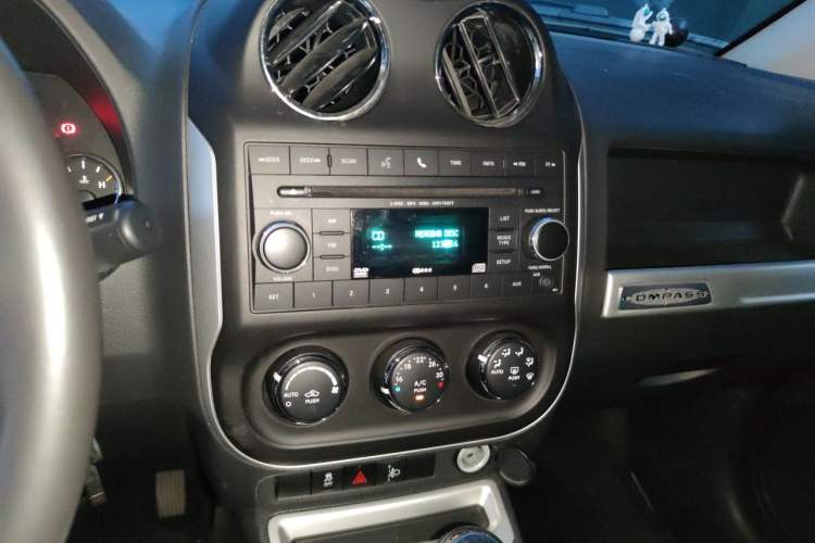Used Jeep Compass 2014 2.4L four-wheel drive sport version Audio And AC Panel