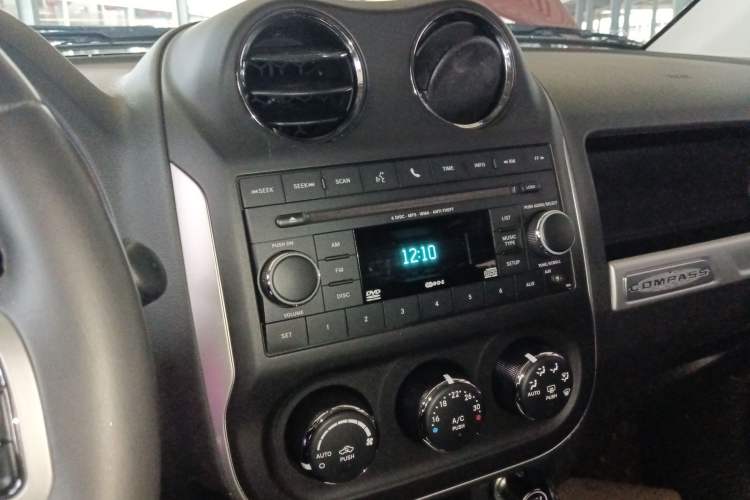 Used Jeep Compass 2014 Revised Version 2.4L Four-Wheel Drive Comfort Edition Audio And AC Panel