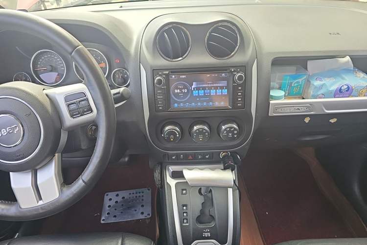 Used Jeep Compass 2014 2.4L four-wheel drive luxury version Audio And AC Panel