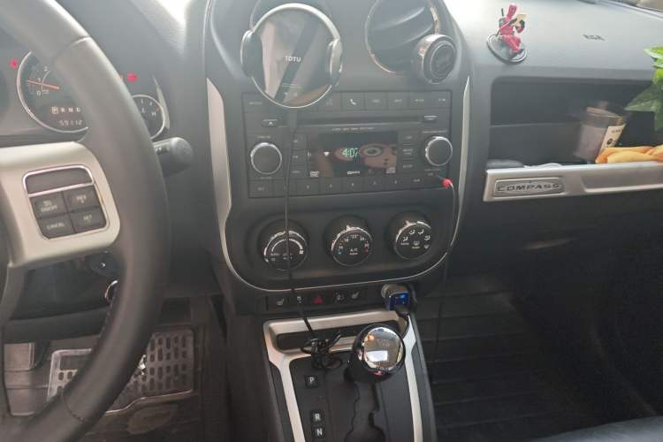 Used Jeep Compass 2014 2.4L four-wheel drive luxury version Audio And AC Panel