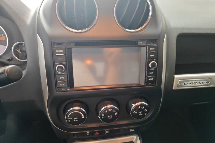 Used Jeep Compass 2014 Revised Version 2.4L Four-Wheel Drive Comfort Edition Audio And AC Panel