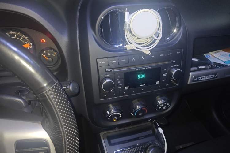 Used Jeep Compass 2014 2.0L two-wheel drive sport version Audio And AC Panel