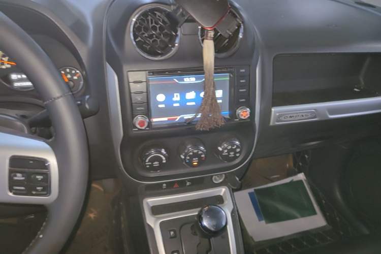 Used Jeep Compass 2014 2.4L four-wheel drive sport version Audio And AC Panel