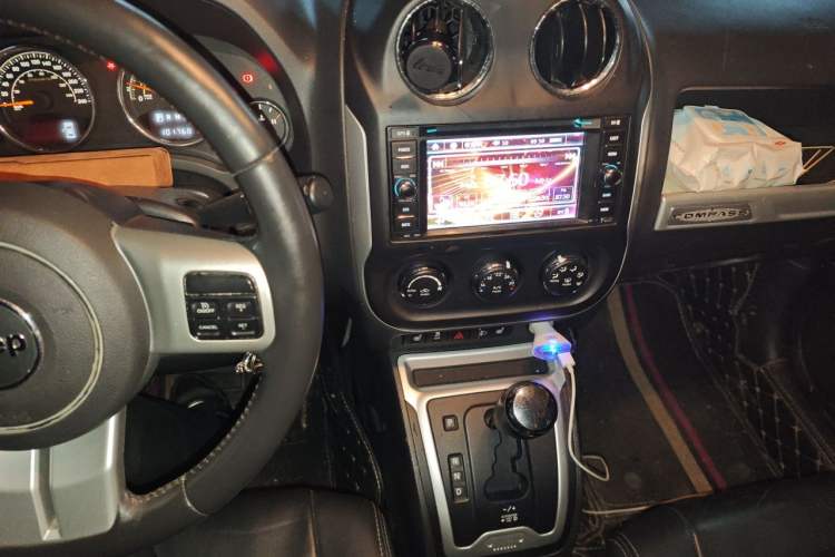 Used Jeep Compass 2014 2.4L four-wheel drive luxury version Audio And AC Panel