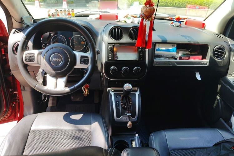 Used Jeep Compass 2014 Revised Version 2.4L Four-Wheel Drive Comfort Edition Center Console