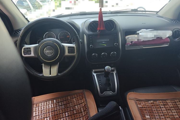 Used Jeep Compass 2014 Revised Version 2.4L Four-Wheel Drive Comfort Edition Center Console