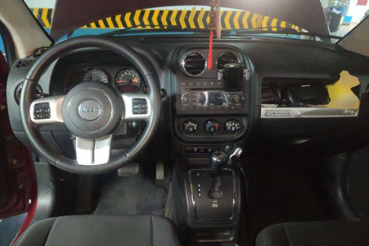 Used Jeep Compass 2014 2.4L four-wheel drive sport version Center Console