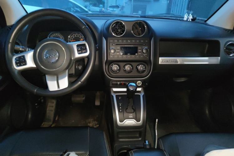 Used Jeep Compass 2014 2.4L four-wheel drive sport version Center Console