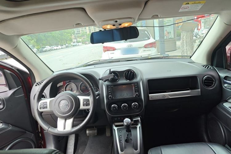 Used Jeep Compass 2014 Revised Version 2.0L Two-Wheel Drive Elite Edition Center Console