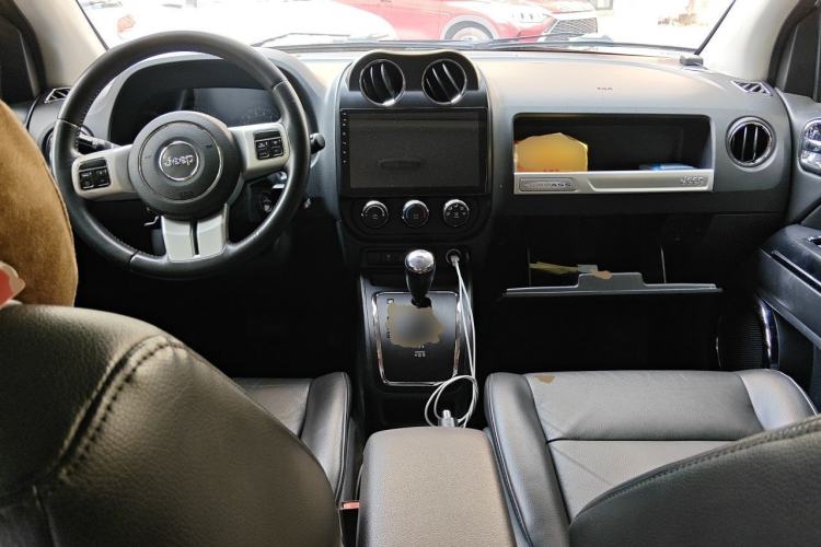 Used Jeep Compass 2014 2.0L two-wheel drive sport version Center Console