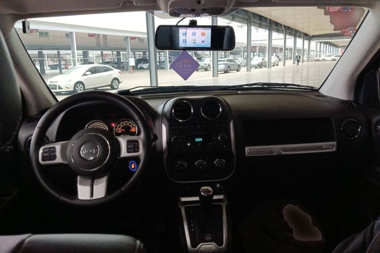 Used Jeep Compass 2014 Revised Version 2.4L Four-Wheel Drive Comfort Edition Center Console