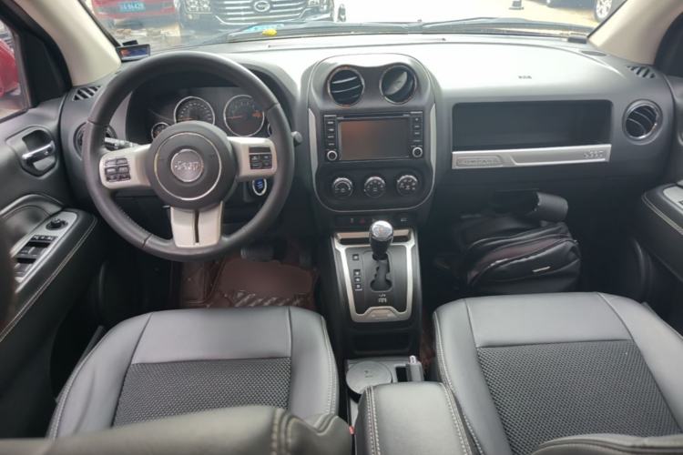Used Jeep Compass 2014 Revised Version 2.4L Four-Wheel Drive Comfort Edition Center Console