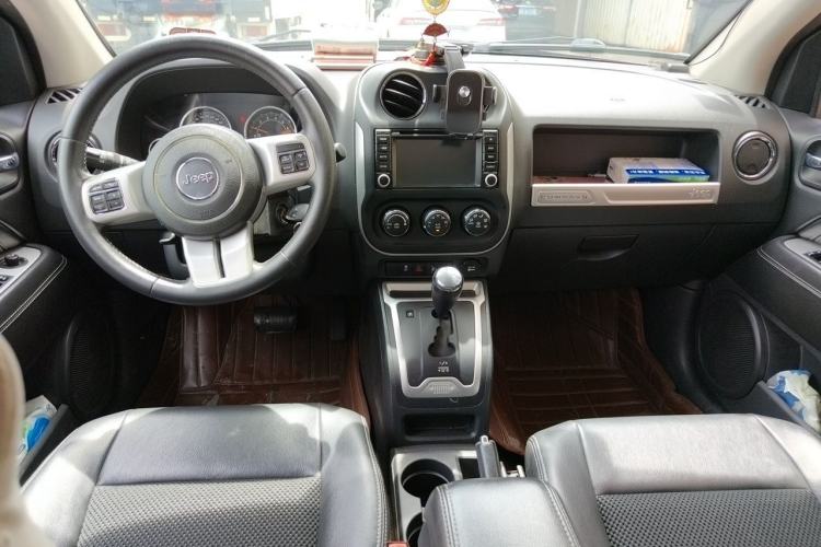 Used Jeep Compass 2014 Revised Version 2.4L Four-Wheel Drive Comfort Edition Center Console
